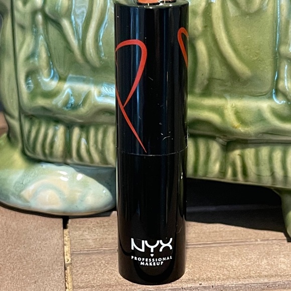 NYX Satin Lipstick Shout Loud in The Best (True Red) - Picture 11 of 15